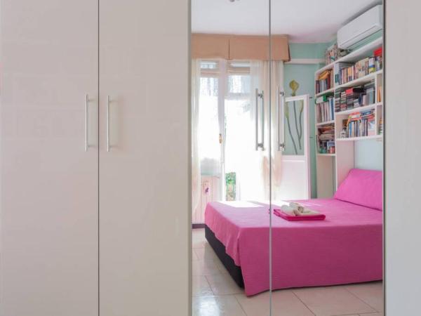 Bright & Cozy Room With Balcony : photo 6 de la chambre chambre double standard avec salle de bains commune