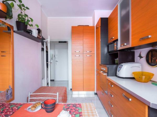 Bright & Cozy Room With Balcony : photo 10 de la chambre chambre double standard avec salle de bains commune