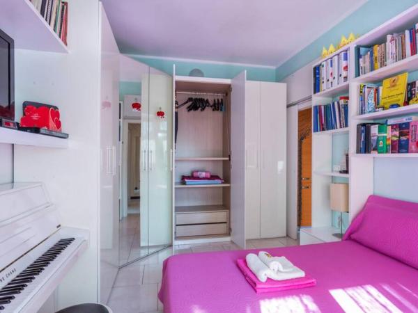 Bright & Cozy Room With Balcony : photo 4 de la chambre chambre double standard avec salle de bains commune