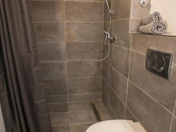 Apartments A7 : photo 2 de la chambre chambre double avec salle de bains privative