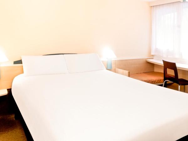 ibis Lourdes Centre Gare : photo 3 de la chambre chambre standard avec 1 lit double et 2 lits simples