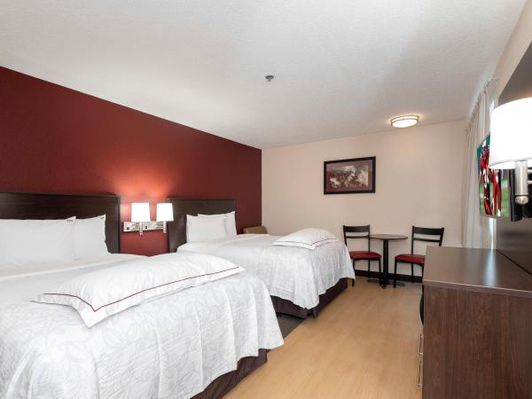 Red Roof Inn PLUS+ San Antonio Downtown - Riverwalk : photo 1 de la chambre chambre 2 lits doubles premium - non-fumeurs - literie surclassée et boîte de collation