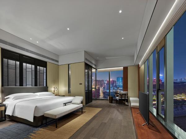 InterContinental Dongguan, an IHG Hotel : photo 1 de la chambre one-bedroom suite with dining area