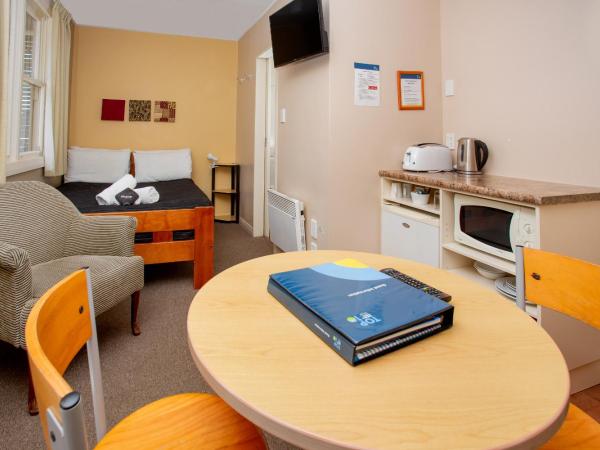Queenstown Top 10 Holiday Park : photo 2 de la chambre chambre double avec salle de bains