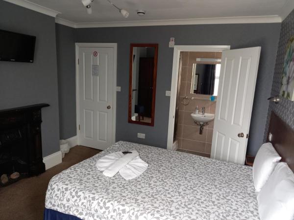 Charlotte Guest House : photo 3 de la chambre chambre double avec salle de bains privative