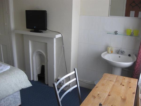 Charlotte Guest House : photo 7 de la chambre chambre double avec salle de bains commune