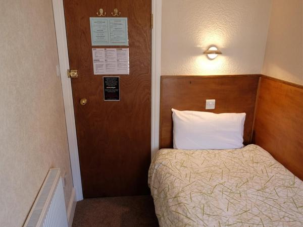 Charlotte Guest House : photo 3 de la chambre chambre simple avec salle de bains commune