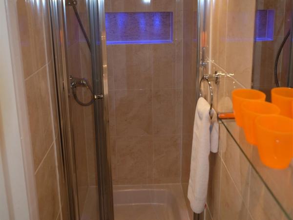 Charlotte Guest House : photo 8 de la chambre chambre triple