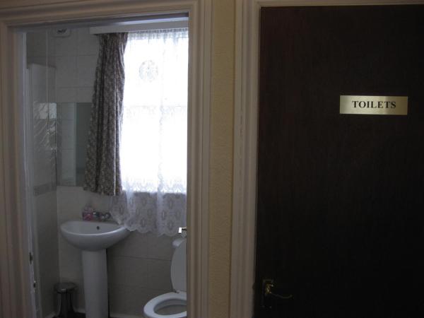 Charlotte Guest House : photo 5 de la chambre chambre double avec salle de bains commune