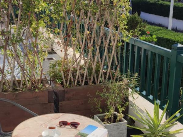 La Quintita Biarritz - studio avec jardin : photo 3 de la chambre chambre double ou lits jumeaux supérieure avec terrasse