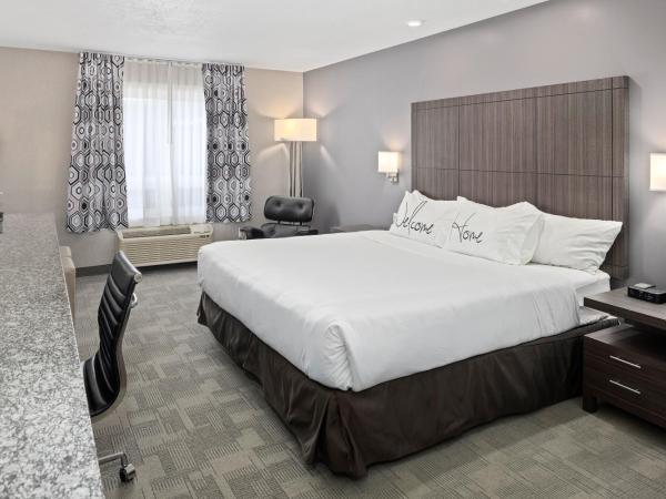 Home Inn & Suites Saskatoon South : photo 4 de la chambre chambre lit king-size affaires