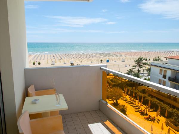 Bibione Palace Spa Hotel : photo 1 de la chambre chambre triple supérieure - vue sur mer