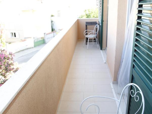 Guest House Lorenta : photo 8 de la chambre appartement 1 chambre avec balcon