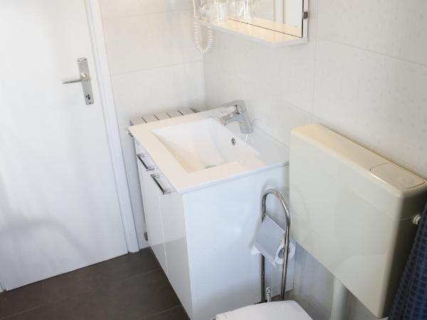 Guest House Lorenta : photo 3 de la chambre chambre triple avec balcon