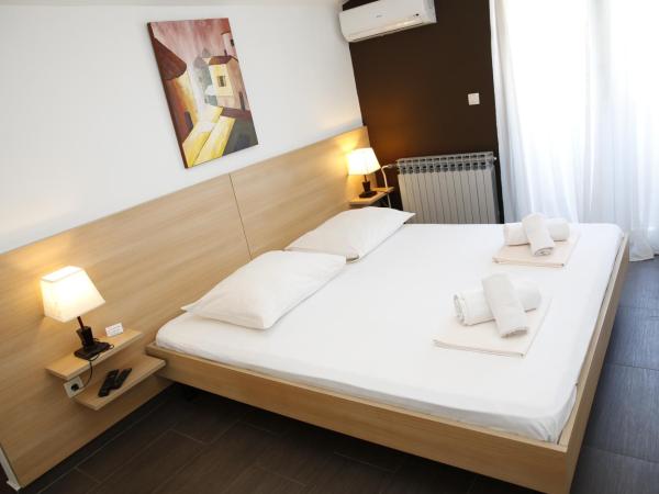 Guest House Lorenta : photo 1 de la chambre chambre triple avec balcon