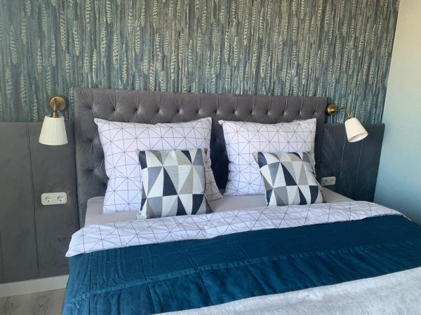 Hollik Apartmanház : photo 2 de la chambre superior studio with balcony and airconditioning