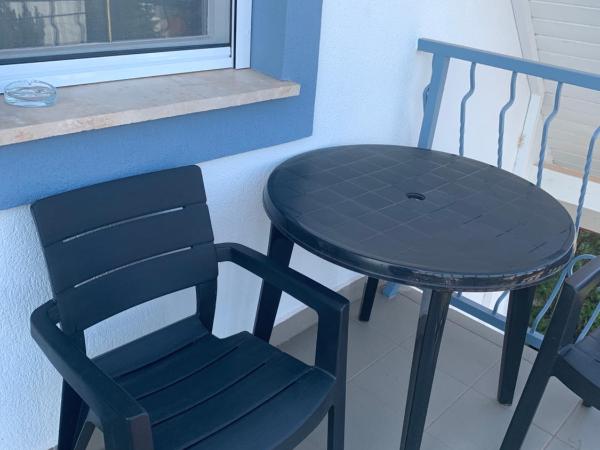 Hollik Apartmanház : photo 1 de la chambre chambre lit queen-size avec balcon