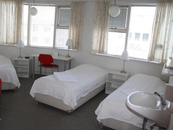 101 Guesthouse Hotel : photo 4 de la chambre chambre triple avec salle de bains commune