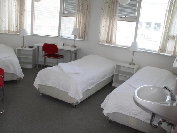 101 Guesthouse Hotel : photo 5 de la chambre chambre triple avec salle de bains commune