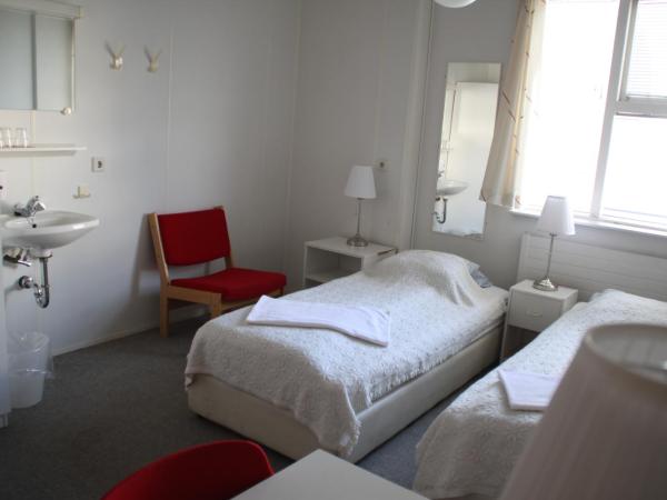 101 Guesthouse Hotel : photo 3 de la chambre chambre familiale avec salle de bains commune
