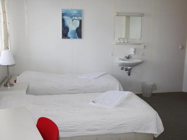 101 Guesthouse Hotel : photo 3 de la chambre chambre triple avec salle de bains commune