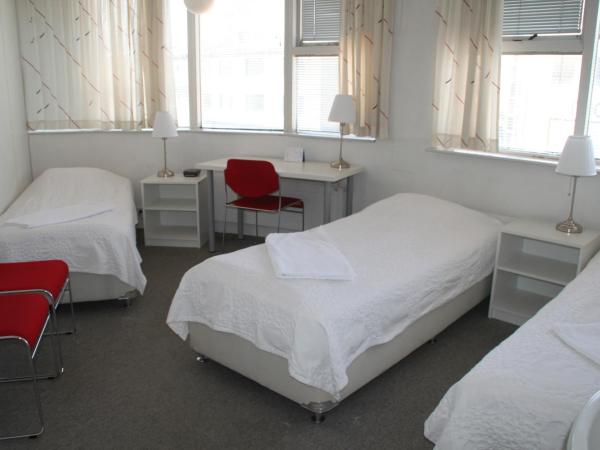 101 Guesthouse Hotel : photo 1 de la chambre chambre triple avec salle de bains commune