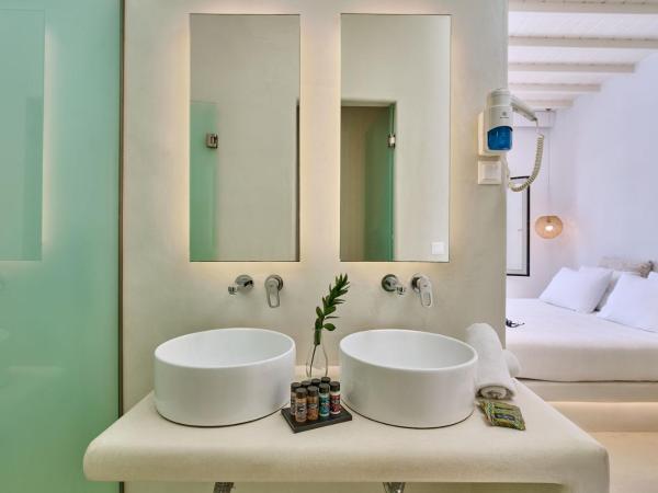 Paolas Τown Boutique Hotel : photo 4 de la chambre chambre double supérieure avec bain à remous intérieur