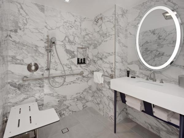 Hyatt Centric Midtown 5th Avenue New York : photo 9 de la chambre chambre lit king-size avec douche accessible en fauteuil roulant - adaptée aux personnes à mobilité réduite