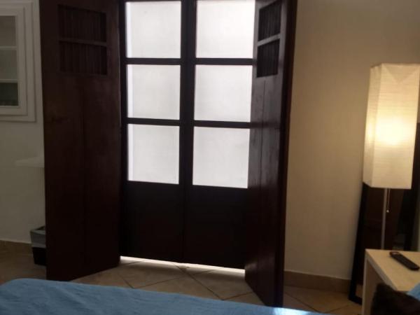 Carlota Guest House : photo 9 de la chambre chambre double avec salle de bains privative