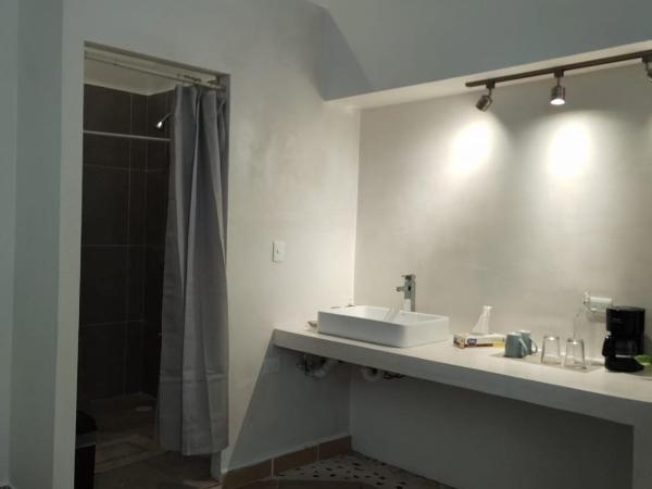 Carlota Guest House : photo 6 de la chambre chambre double avec salle de bains privative