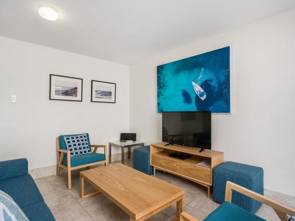 Bayview Beachfront Apartments, in town right on the beach : photo 1 de la chambre appartement supérieur 2 chambres