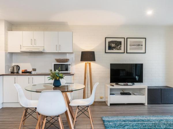 Bayview Beachfront Apartments, in town right on the beach : photo 2 de la chambre appartement 2 chambres standard