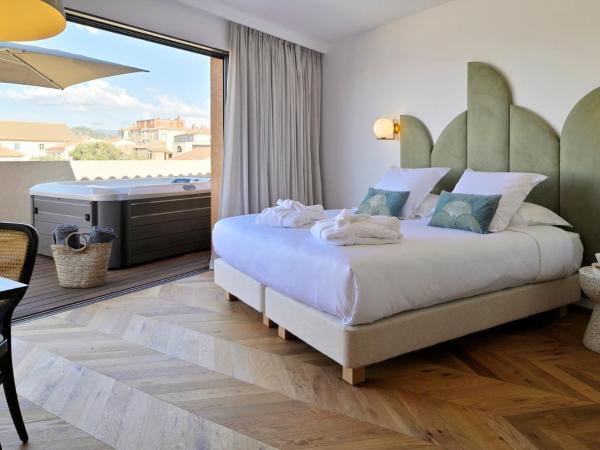 Hôtel & Spa Rocabella : photo 2 de la chambre suite avec jacuzzi sur la terrasse