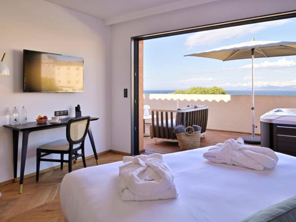 Hôtel & Spa Rocabella : photo 3 de la chambre suite avec jacuzzi sur la terrasse
