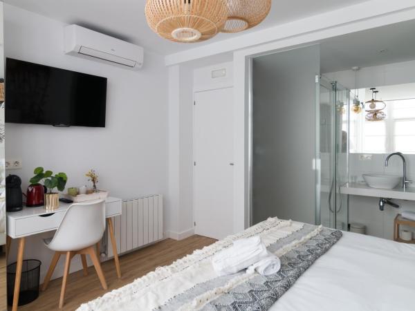 Bilbao Art Lodge Staynnapartments : photo 7 de la chambre chambre double ou lits jumeaux supérieure avec vue sur ville