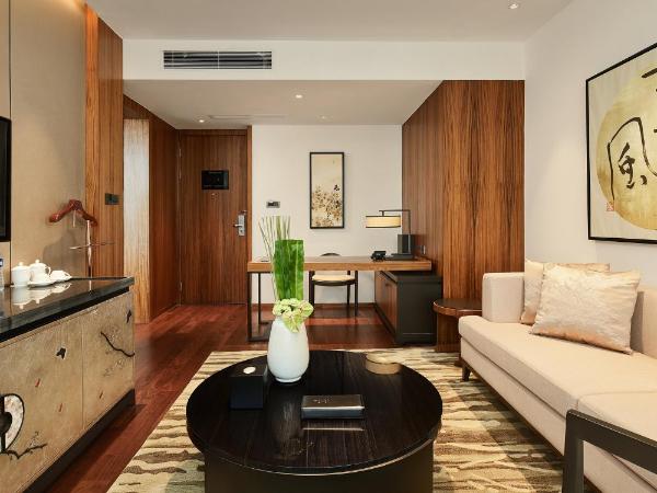 HUALUXE Ningbo Harbor City, an IHG Hotel : photo 1 de la chambre suite 1 chambre lit king-size avec accès au salon-club