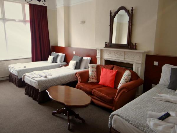 Charlotte Guest House : photo 1 de la chambre chambre quadruple avec salle de bains commune