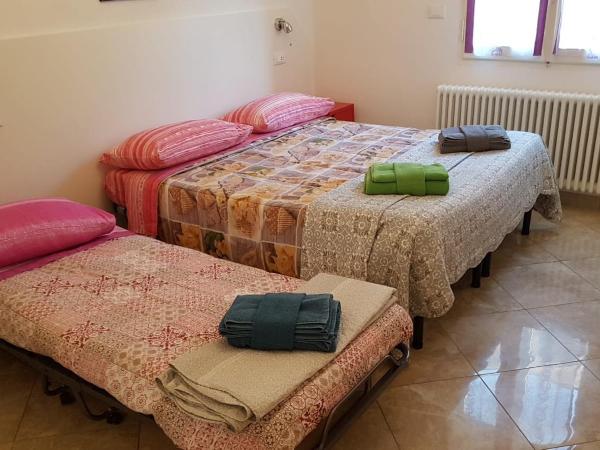 Bed And Breakfast Corticella 24 : photo 9 de la chambre chambre lits jumeaux avec salle de bains privative