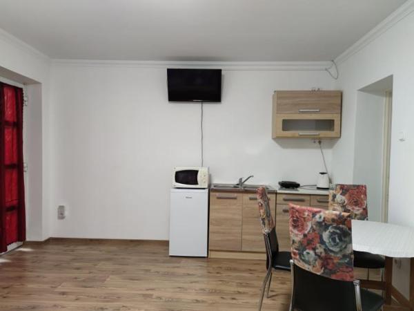 Emese Apartman : photo 2 de la chambre studio avec baignoire