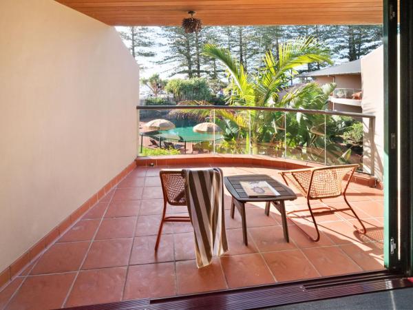 Beach Hotel Resort : photo 1 de la chambre suite lit king-size classique avec vue sur mer