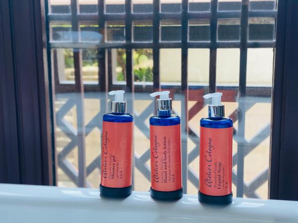 Four Seasons Hotel Hangzhou at West Lake : photo 1 de la chambre chambre lit king-size - vue sur jardin