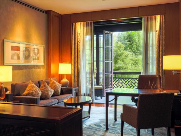Four Seasons Hotel Hangzhou at West Lake : photo 1 de la chambre chambre lit king-size premier - vue sur jardin