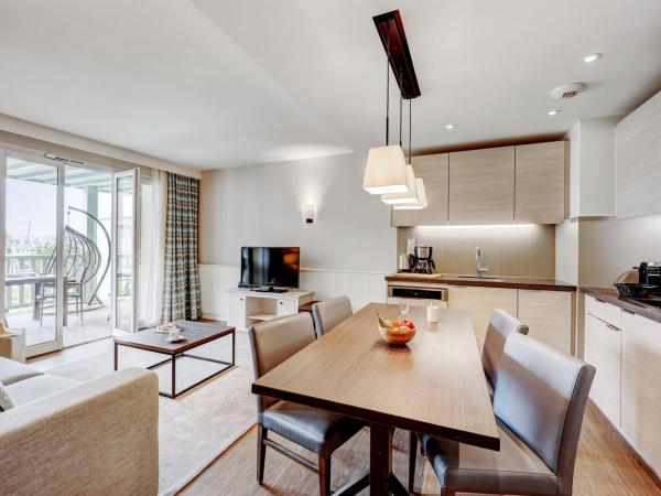 Résidence Pierre & Vacances Premium Presqu'Ile de la Touques : photo 2 de la chambre appartement 1 chambre avec terrasse - vue sur port (4 personnes) - bâtiments de la capitainerie