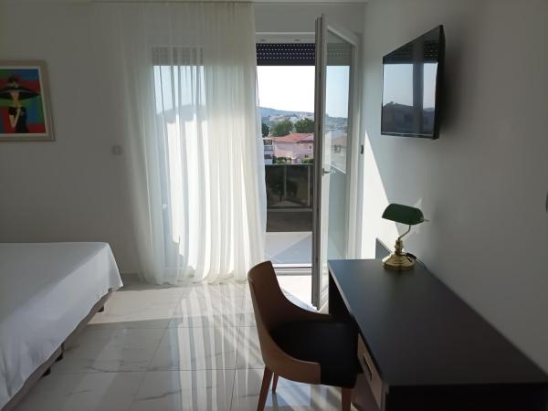 VILLA JANE INN : photo 5 de la chambre chambre double ou lits jumeaux avec balcon - vue latérale sur mer