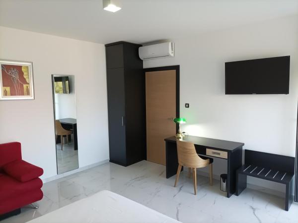 VILLA JANE INN : photo 8 de la chambre chambre double ou lits jumeaux avec balcon - vue latérale sur mer