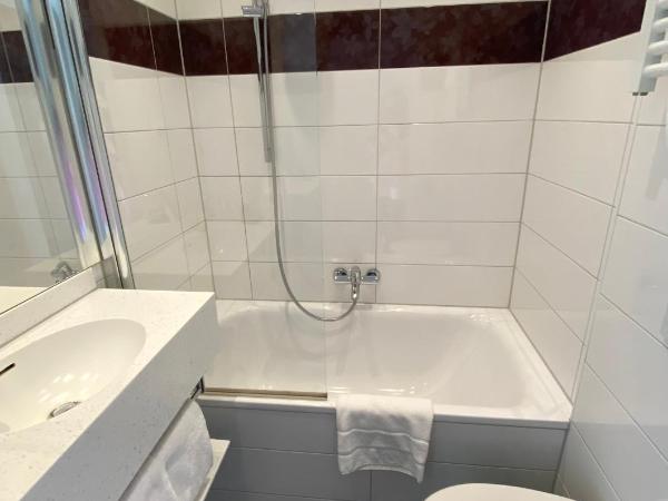 Hotel Condor : photo 1 de la chambre chambre lit king-size avec balcon