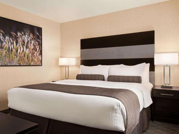 Days Inn by Wyndham Saskatoon : photo 2 de la chambre suite avec baignoire spa