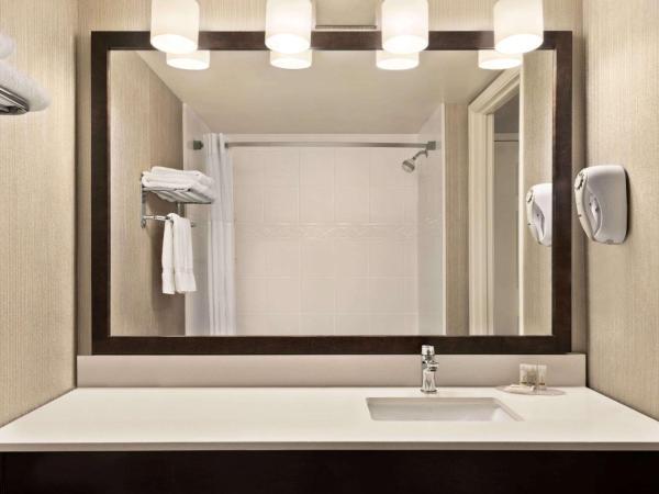 Days Inn by Wyndham Saskatoon : photo 2 de la chambre chambre lit king-size premier - non-fumeurs