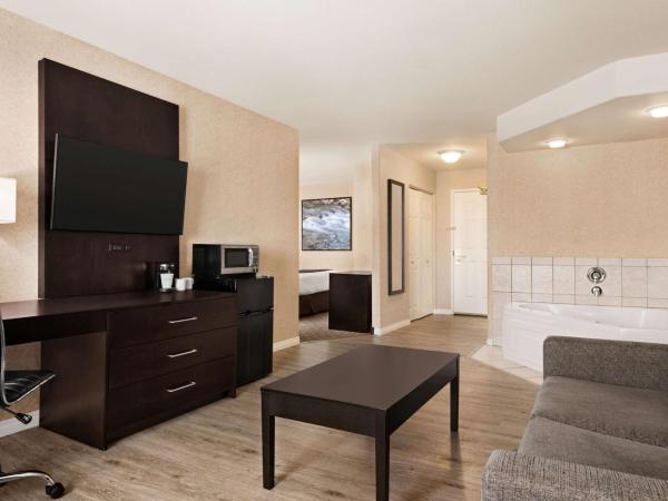 Days Inn by Wyndham Saskatoon : photo 5 de la chambre suite avec baignoire spa