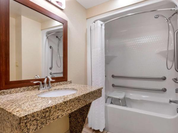 Comfort Suites Near Universal Orlando Resort : photo 6 de la chambre chambre 2 lits queen-size - accessible aux personnes à mobilité réduite - non-fumeurs